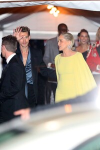 sharon-stone-leaves-2023-vanity-fair-oscar-party-in-beverly-hills-03-12-2023-4.jpg