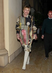 sharon-stone-leaves-a-business-dinner-at-maybourne-hotel-in-beverly-hills-04-12-2022-6.thumb.jpg.fb23b794b170cf5687200336c959b1f7.jpg