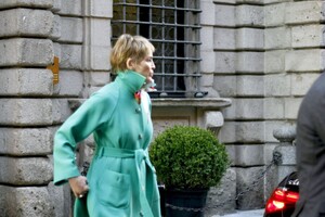 sharon-stone-leaves-her-hotel-in-milan-02-28-2022-2.thumb.jpg.f846a0e5a50f9869a893d7a8ffd490a4.jpg