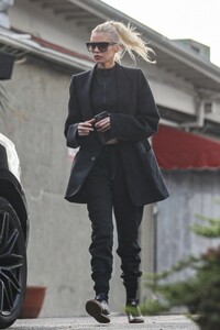 stella-maxwell-leaves-a-gym-in-santa-monica-11-30-2022-0.jpg