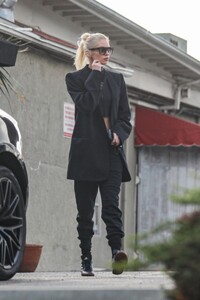 stella-maxwell-leaves-a-gym-in-santa-monica-11-30-2022-1.jpg