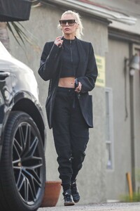 stella-maxwell-leaves-a-gym-in-santa-monica-11-30-2022-2.jpg