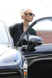 stella-maxwell-out-in-los-angeles-03-09-2023-3.jpg