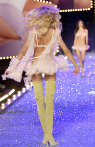 supermodel.pictures-vsfs2003-2012.thumb.jpg.1c1a50da931bd07a0f04f571cb770e36.jpg