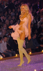 supermodel.pictures-vsfs2003-2031.thumb.jpg.51650615e4506970629a9004ff567a0e.jpg