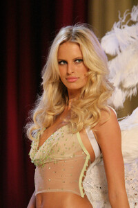 supermodel.pictures-vsfs2003-2201.thumb.jpg.067fec621b5b50ba368442f61db3d4b9.jpg