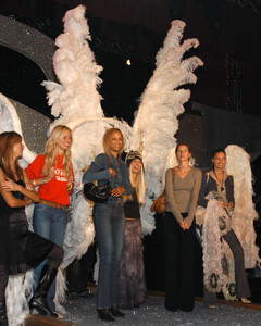 supermodel.pictures-vsfs2003-391.thumb.jpg.7415fc4fadc0a0ac80a4b9f94070e632.jpg