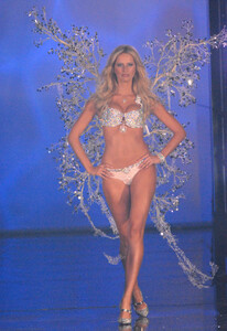 supermodel.pictures-vsfs2006-2029.thumb.jpg.87e512783962432b8e53820188f698a8.jpg