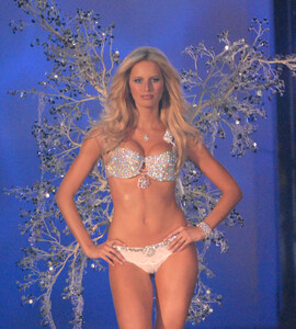 supermodel.pictures-vsfs2006-2033.thumb.jpg.a353db548a5edf26a6a129f621898a41.jpg