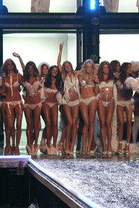 supermodel.pictures-vsfs2006-2183.thumb.jpg.c50049899cd1625827f0434dfe5d4d7c.jpg