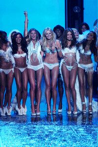 supermodel.pictures-vsfs2006-2191.thumb.jpg.e159f6f33deed013ced256e53a39367f.jpg