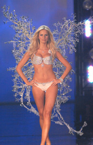 supermodel.pictures-vsfs2006-2807.thumb.jpg.5eb6978d1d6bfafe61722e81a70df9aa.jpg