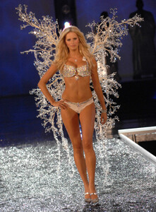 supermodel.pictures-vsfs2006-2808.thumb.jpg.cc06fbebf0f3bc6b991ebc31e30bfc5c.jpg