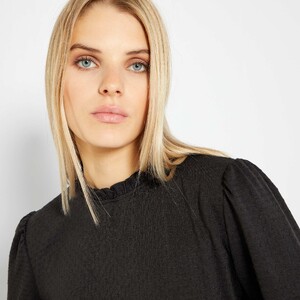 t-shirt-a-plumetis-avec-col-fronce-noir-femme-du-34-au-48-zd446_2_zc2.jpg