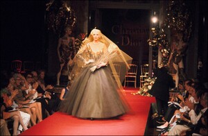 uly_01_fashion_haute_couture___fallwinter_1994__1995_in_paris__france_in_july__1994___dior_collection_jpg_9687.jpg