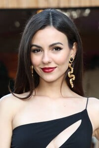 victoria-justice-fiji-water-at-the-curateur-retreat-at-calamigos-guest-ranch-in-malibu-03-27-2023-12.thumb.jpg.0f5ebe8f15fca9ee622dc0b0a18e7824.jpg