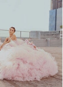 zendaya-elle-canada-april-2023-issue-7.jpg