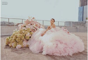 zendaya-elle-canada-april-2023-issue-9.jpg