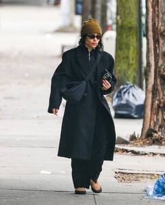 zoe-kravitz-out-and-about-in-new-york-03-05-2023-2.jpg