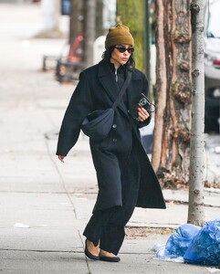 zoe-kravitz-out-and-about-in-new-york-03-05-2023-5.jpg