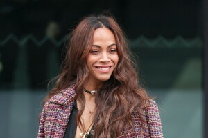 zoe-saldana-at-chanel-show-at-paris-fashion-week-03-07-2023-1.jpg