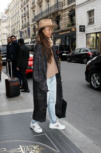 zoe-saldana-out-in-paris-03-05-2023-2.jpg