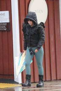 zoey-deutch-at-luxe-cafe-in-brentwood-03-22-2023-3.jpg