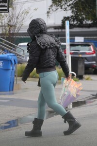 zoey-deutch-at-luxe-cafe-in-brentwood-03-22-2023-4.jpg