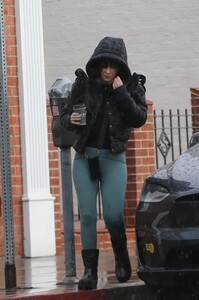 zoey-deutch-at-luxe-cafe-in-brentwood-03-22-2023-5.jpg