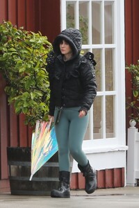 zoey-deutch-at-luxe-cafe-in-brentwood-03-22-2023-7.jpg