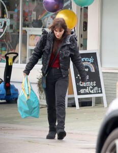 zooey-deschanel-shopping-at-a-toy-store-in-los-angeles-03-11-2023-4.jpg