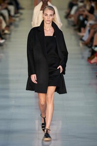 00001-Max-Mara-Milan-Spring-2022-RTW-Credit-Alessandro-Lucioni-GORUNWAY.thumb.jpg.6e380f92ed6a625e89749ad76e4c7e07.jpg