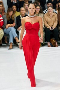 00001-Richard-Quinn-Spring-22-RTW-London-credit-gorunway.thumb.jpg.6414c23b00d6398ea23746bfd7fc0e4f.jpg