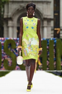 00003-Moschino-RTW-Spring-22-credit-gorunway.thumb.jpg.fc285904c34dfa2b49e5ce85d86e2add.jpg