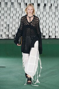 00003-Stella-Mccartney-Paris-Spring-2022-RTW-Credit-Alessandro-Lucioni-GORUNWAY.thumb.jpg.82ce47fc47afb4be67384f0a8cd2d249.jpg