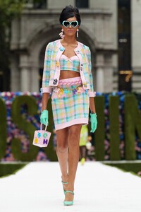 00004-Moschino-RTW-Spring-22-credit-gorunway.thumb.jpg.e3cad150d0df774c09c3265484c5c6ff.jpg