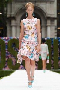 00005-Moschino-RTW-Spring-22-credit-gorunway.thumb.jpg.f1a4ce3535aa3387dffe3013dc4e52b9.jpg