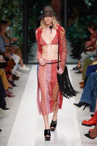 00007-Philosophy-di-lorenzo-serafini-Spring-22-RTW-credit-Gorunway.thumb.jpg.7be8bb489f51cd0d66ee43e3d7c1392a.jpg