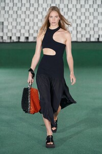 00007-Stella-Mccartney-Paris-Spring-2022-RTW-Credit-Alessandro-Lucioni-GORUNWAY.thumb.jpg.66e0f2e8b3ee1245e73fa4bc4167050d.jpg