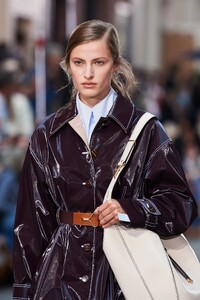 00007-Tory-Burch-Details-Spring-22-rtw-new-york-credit-go-runway.thumb.jpg.c895b30f0afdd3b62f2e7767693db600.jpg