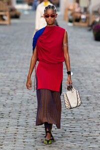 00007-Tory-Burch-Spring-22-RTW-New-York-credit-gorunway.thumb.jpg.8fbc086100c5f614cecc78292ab00872.jpg