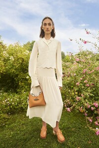 00008-Longchamp-Spring-22-Paris-credit-brand.thumb.jpg.67a7d501cc03f911078138c768ee9cf7.jpg