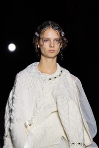 00008-Simone-Rocha-Details-Spring-2022-RTW-Credit-Brand.thumb.jpg.3d0ba46d01b58efd8c17d80ac1173103.jpg