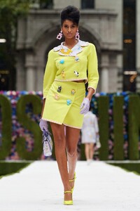 00009-Moschino-RTW-Spring-22-credit-gorunway.thumb.jpg.24b9095f66ce41fb32792d72671d8be9.jpg