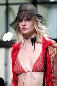 00009-Philosophy-Di-Lorenzo-Serafini-RTW-Milan-Spring-22-credit-brand.thumb.jpg.8a6f0b34ee4cea2dd263baf21fee46a2.jpg