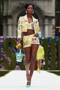 00010-Moschino-RTW-Spring-22-credit-gorunway.thumb.jpg.694373c8956ae4c12bd921e959b44370.jpg