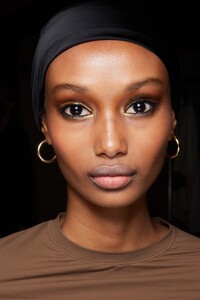 00010-Tom-Ford-Spring-2022-RTW-Beauty-Credit-Gregory-Scaffidi-GORUNWAY.thumb.jpg.86ba8ea2b144e337688bbe971d3262c7.jpg