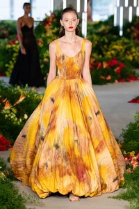 00012-Jason-Wu-Collection-Spring-22-New-York-credit-gorunway.thumb.jpg.7a0cbeda4fedaeaaa61c6dd245cab12c.jpg