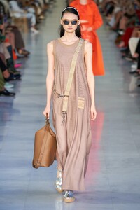 00013-Max-Mara-Milan-Spring-2022-RTW-Credit-Alessandro-Lucioni-GORUNWAY.thumb.jpg.5cbbbc598da8d5efc5de9558450f26a6.jpg
