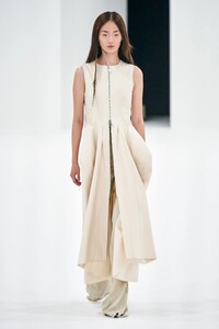 00014-Sportmax-Spring-22-RTW-Milan-credit-Alessandro-Lucioni-Gorunway.thumb.jpg.18d25f79e647c020509b142beb7804d2.jpg